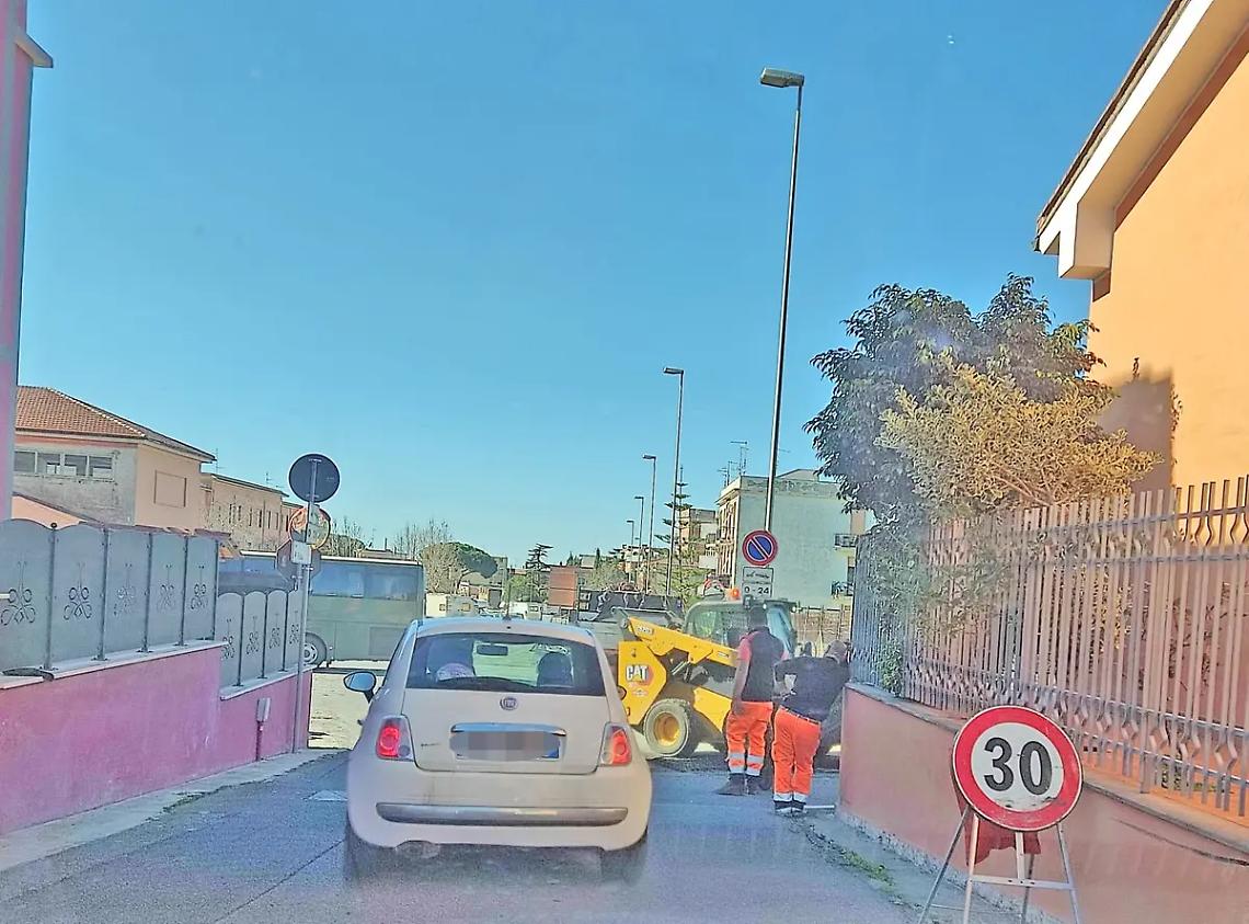 Largo Acquaroni, i lavori partono il giorno del mercatino: traffico in tilt