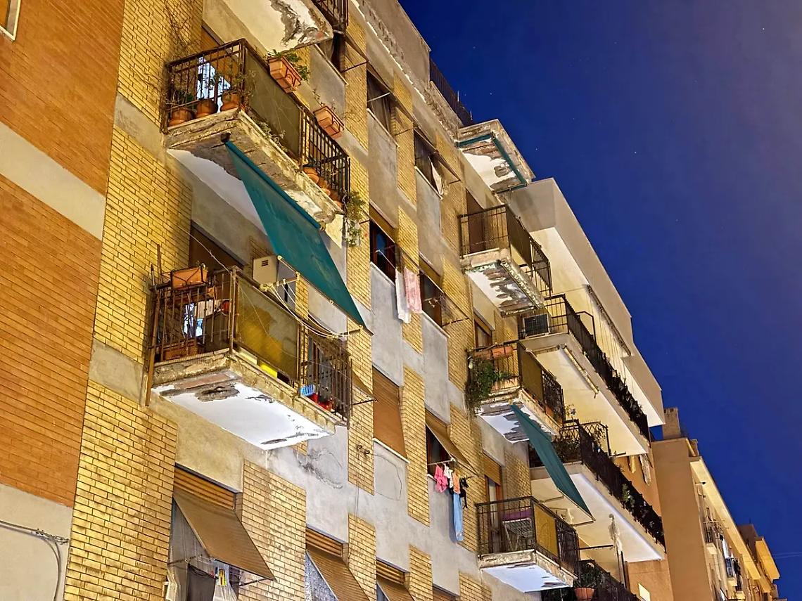 Crollo calcinacci in via Trieste, il Pincio avverte: non usate i balconi