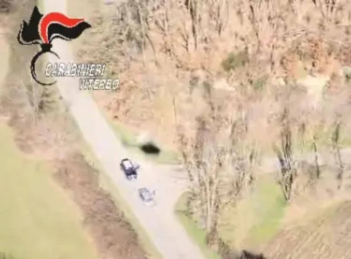 Scoperti dall&rsquo;elicottero mentre comprano droga nei boschi