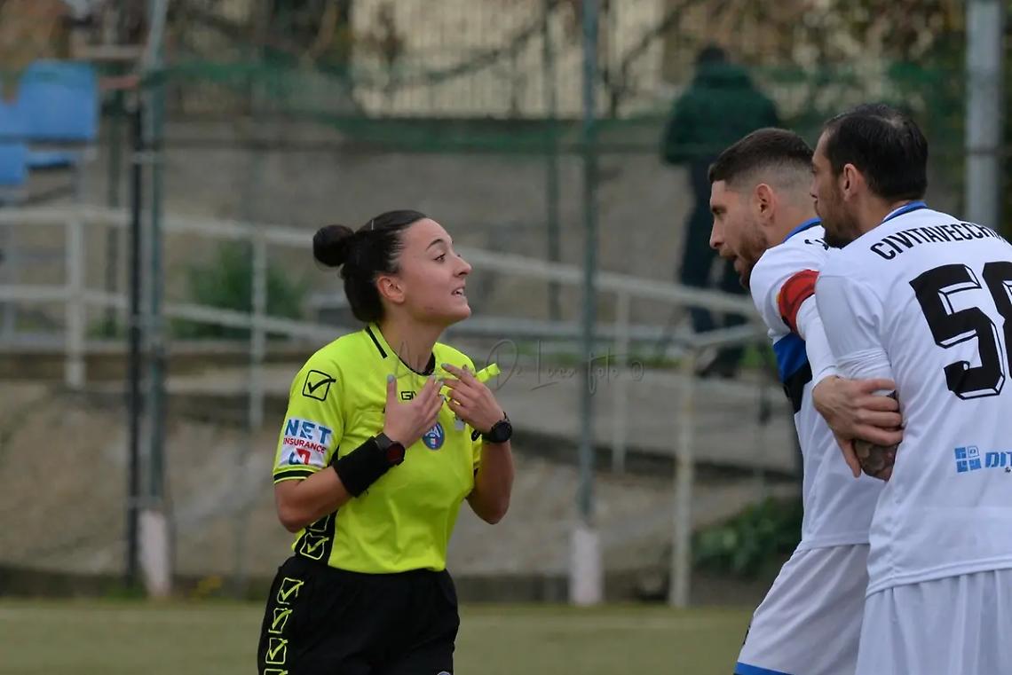 Vecchia, frasi discriminatorie e sessiste all&rsquo;arbitro: un turno di squalifica al campo e 800 euro di multa