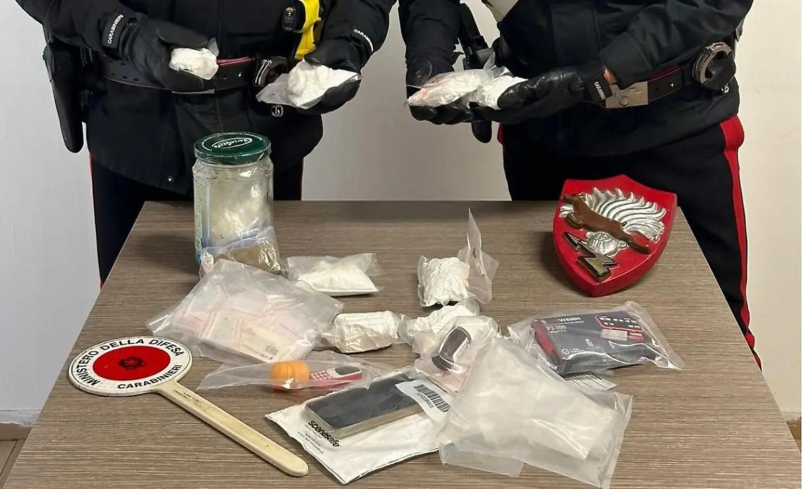 Nasconde un chilo di cocaina e un etto di hashish nel camino