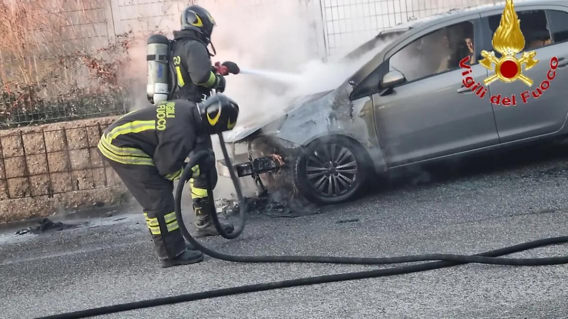 Auto a Gpl prende fuoco: paura allo Stadio del nuoto