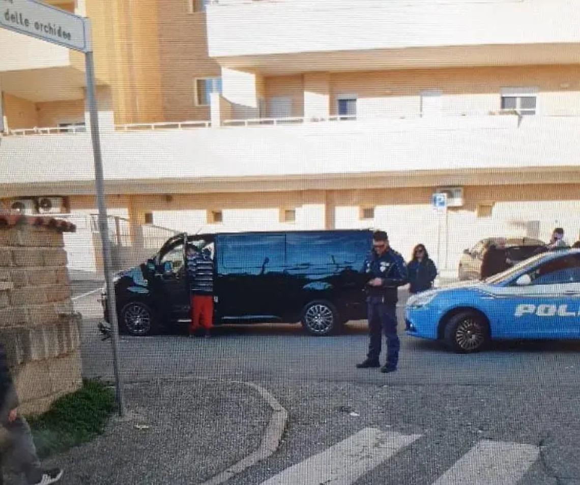 Non si ferma allo stop, travolto sul monopattino