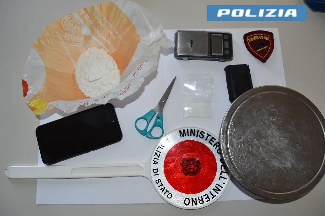 Chiama la polizia per un litigio con la compagna, arrestato per droga