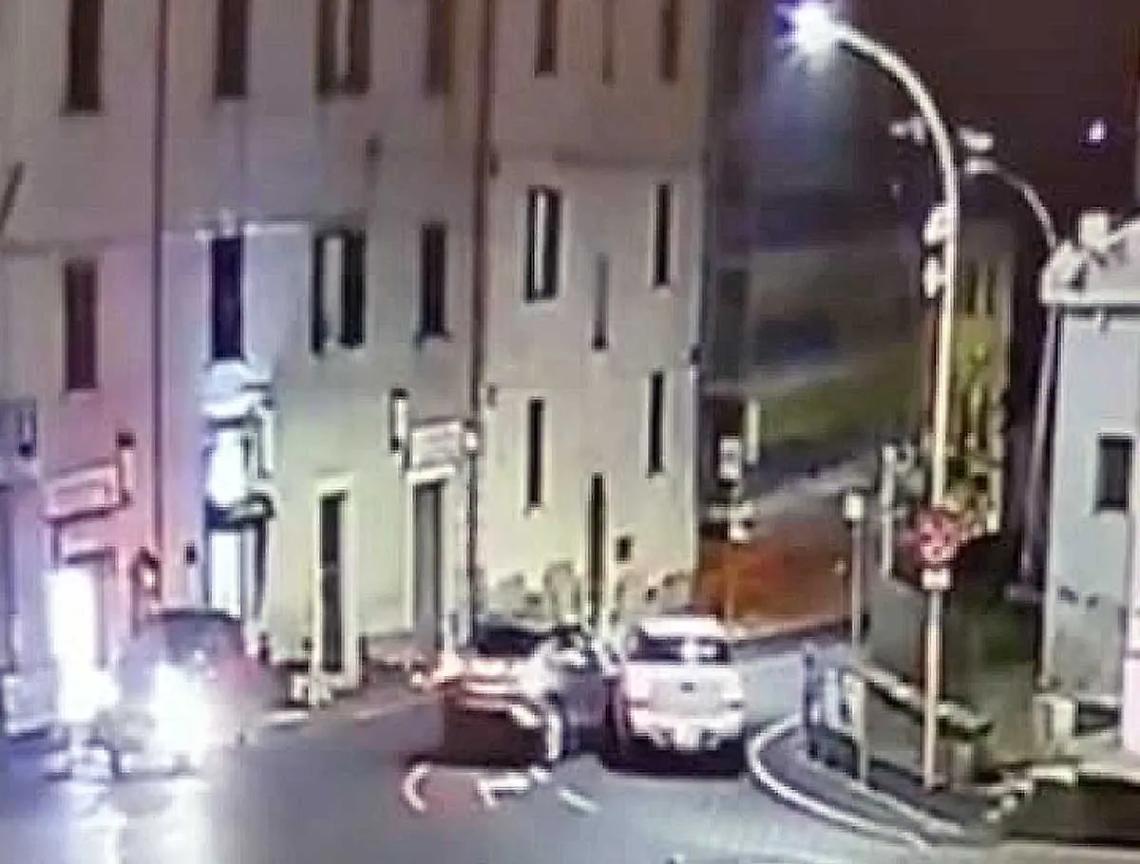 Tampona un&rsquo;auto ferendo in modo grave due persone e scappa