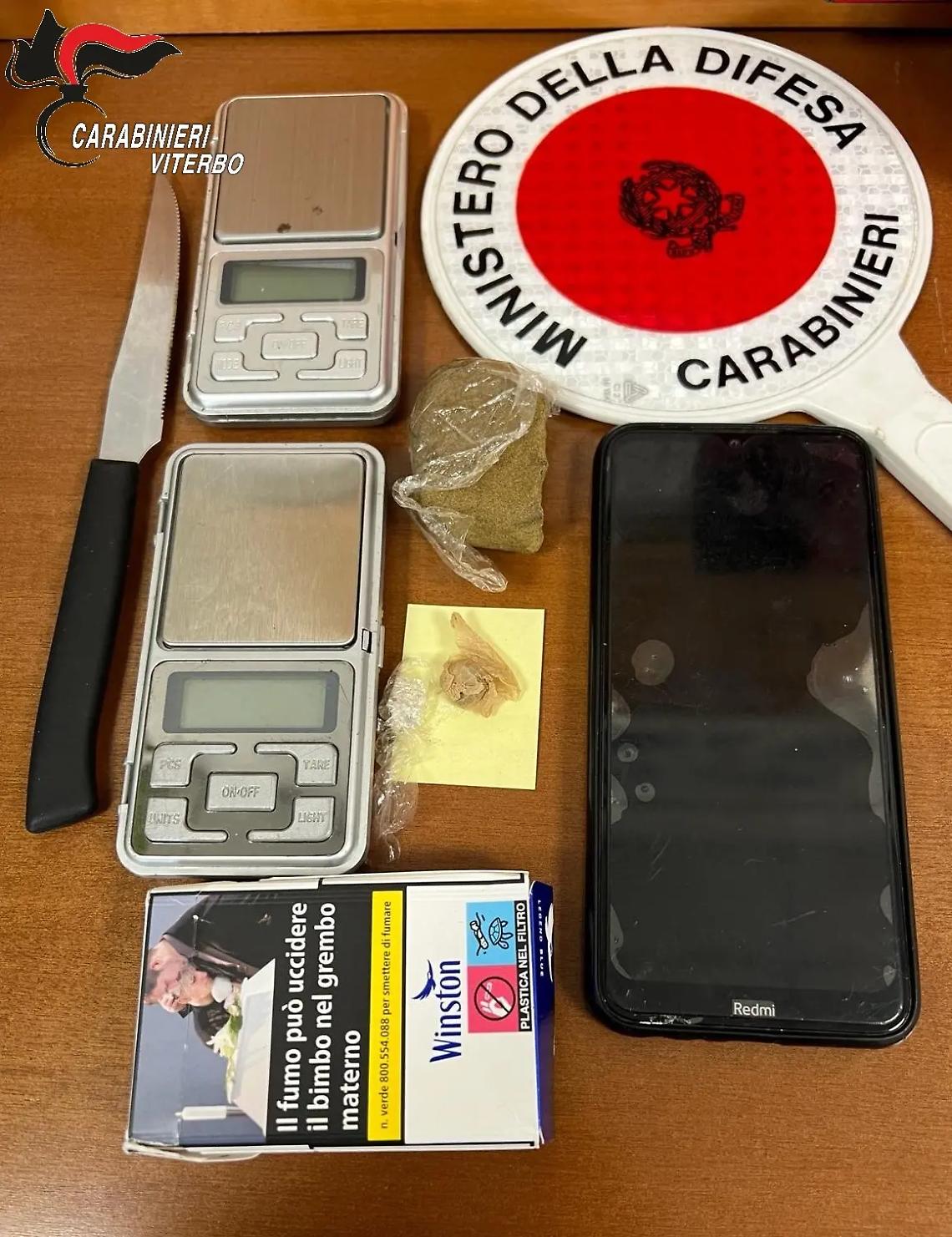 Sorpreso a lanciare droga dal balcone a un minorenne: arrestato