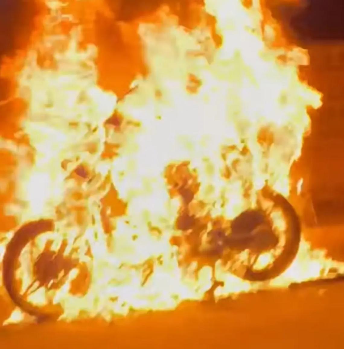 Scooter avvolto dalle fiamme