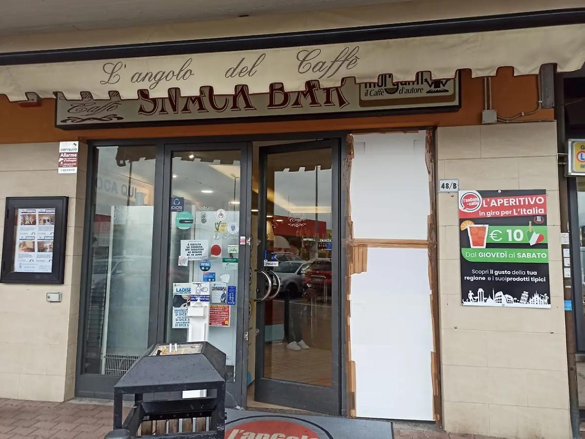 Assalto al bar: spariscono sigarette, vini e liquori