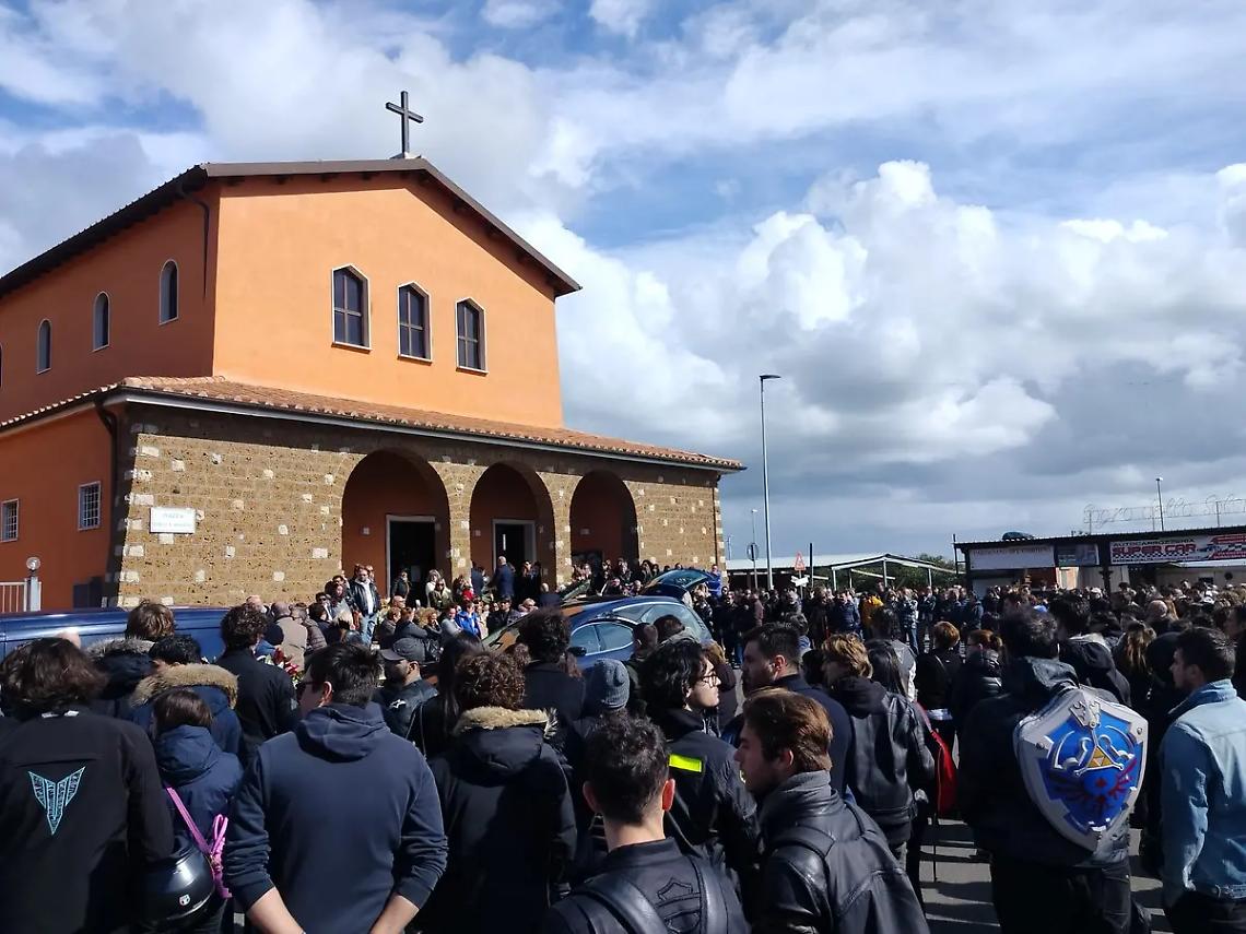 Grande commozione per l&rsquo;ultimo saluto ad Andrea