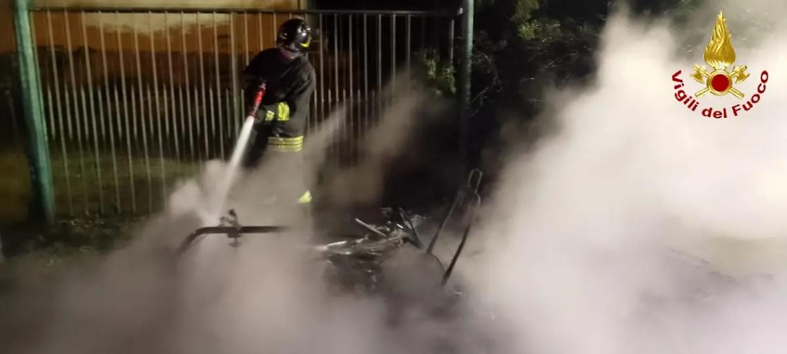 Minicar in fiamme: intervento dei Vigili del fuoco a Borgata Aurelia