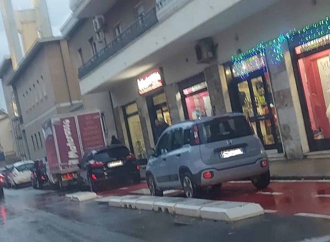 Mancano i parcheggi, auto in fila sulla ciclabile