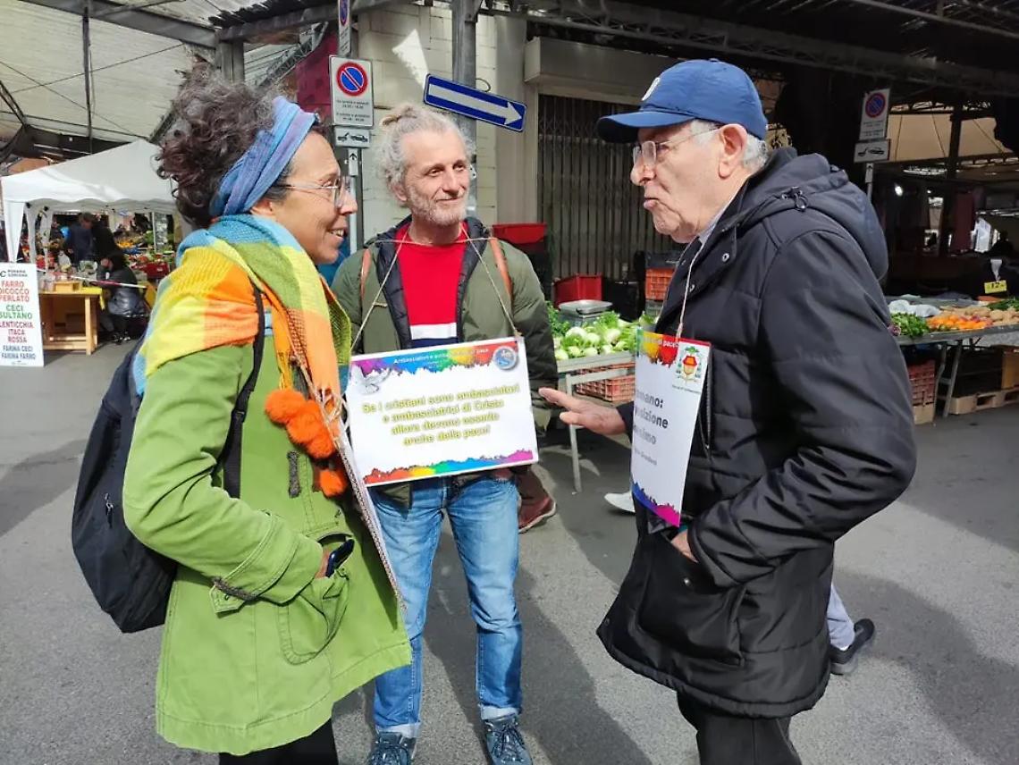 Una manifestazione al mercato per non dimenticare la guerra in Ucraina
