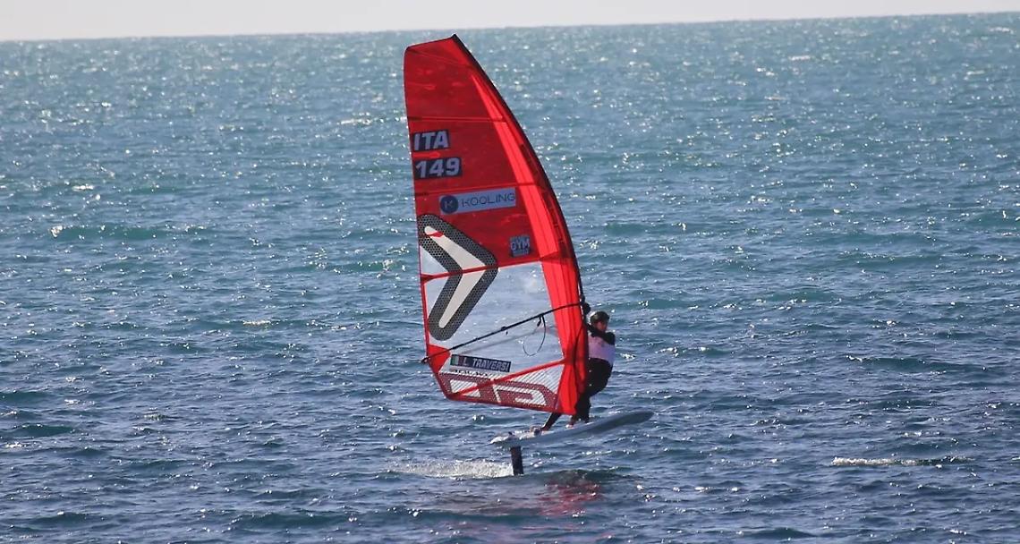 Vento, spettacolo e tavole volanti sull&rsquo;acqua