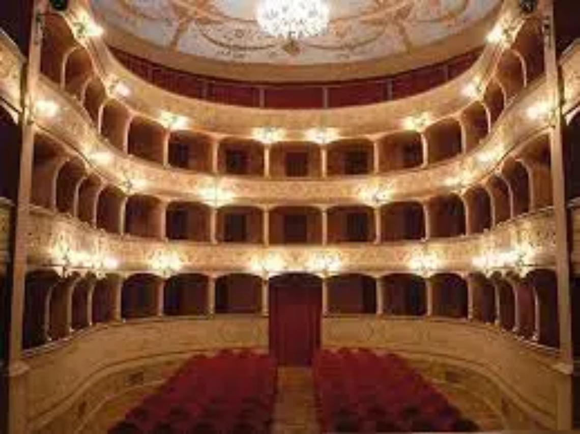 Su il sipario al teatro Boni: i riflettori puntati su Andrea Tidona e Debora Caprioglio