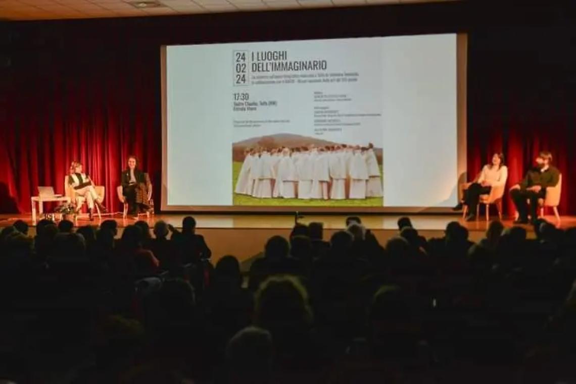 Successo al teatro Claudio di Tolfa: Valentina Vannicola ha presentato l&rsquo;imponente opera comunitaria di sette metri