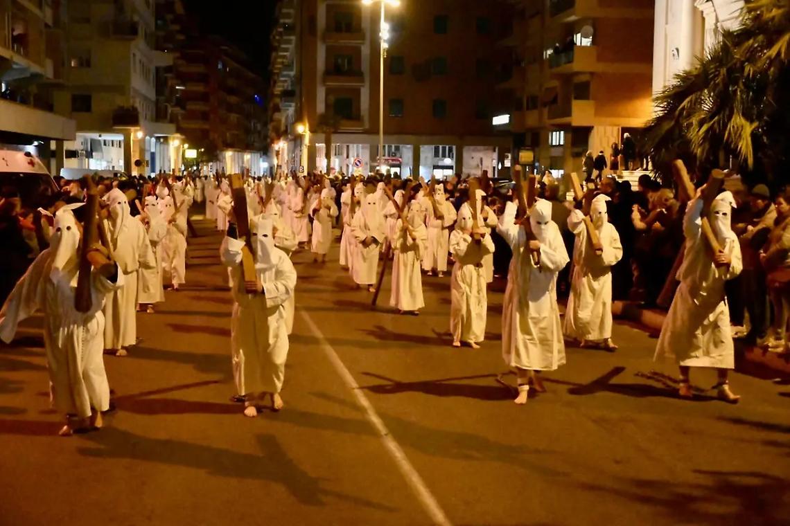 Venerd&igrave; Santo, Arciconfraternita del Gonfalone al lavoro per la processione