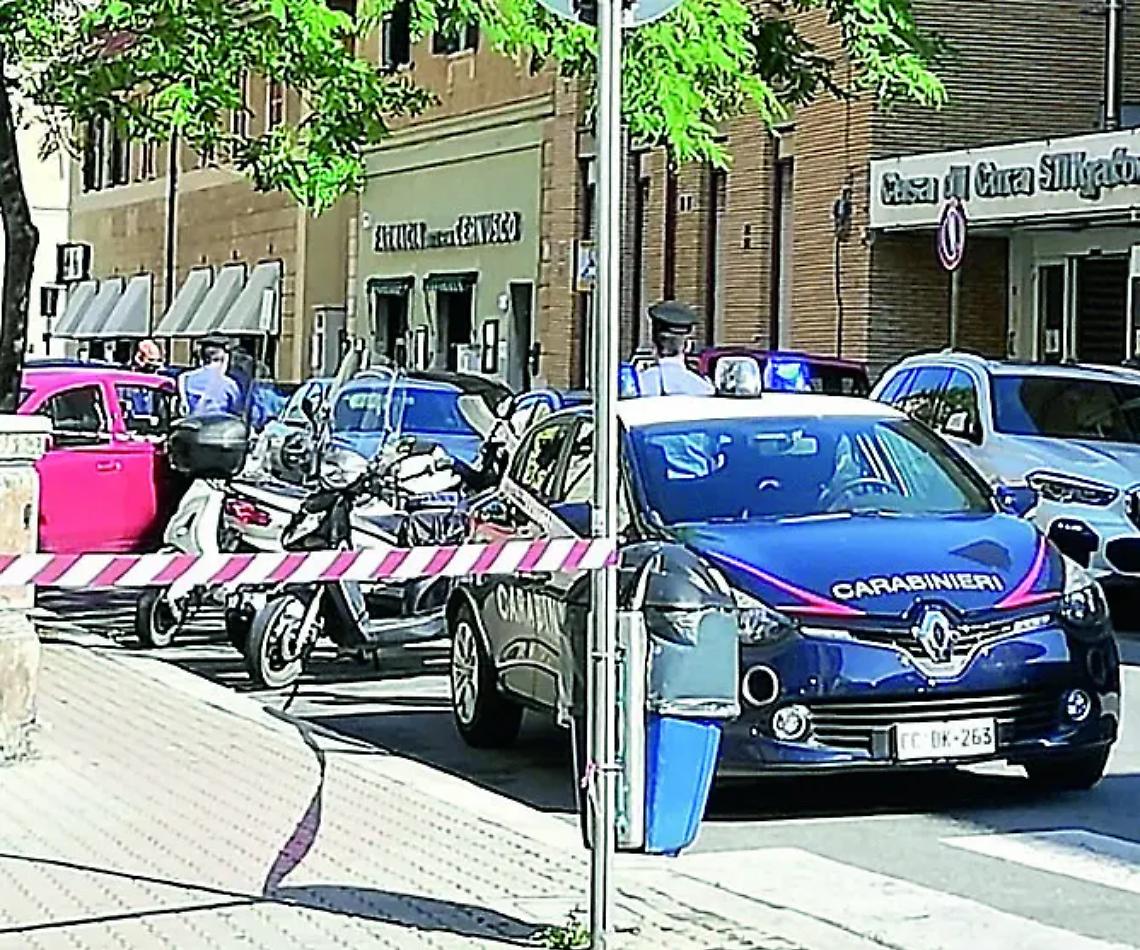 Prova a strappare il cellulare a uno studente delle medie: caccia all&rsquo;uomo