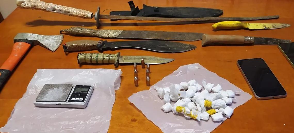 Blitz della Polizia: droga, armi e proiettili nei boschi