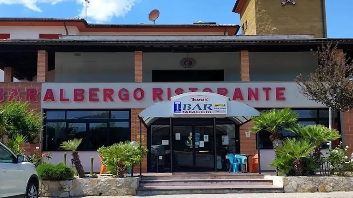 Botte da orbi al centro di accoglienza