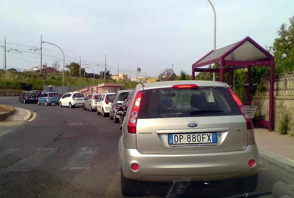 Santa Marinella, una strada di collegamento tra i quartieri Fiori e Valdambrini