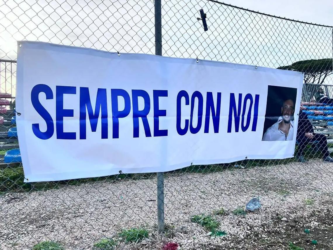 Lacrime, fiori e fumogeni: cos&igrave; la citt&agrave; ricorda Manuel Mura