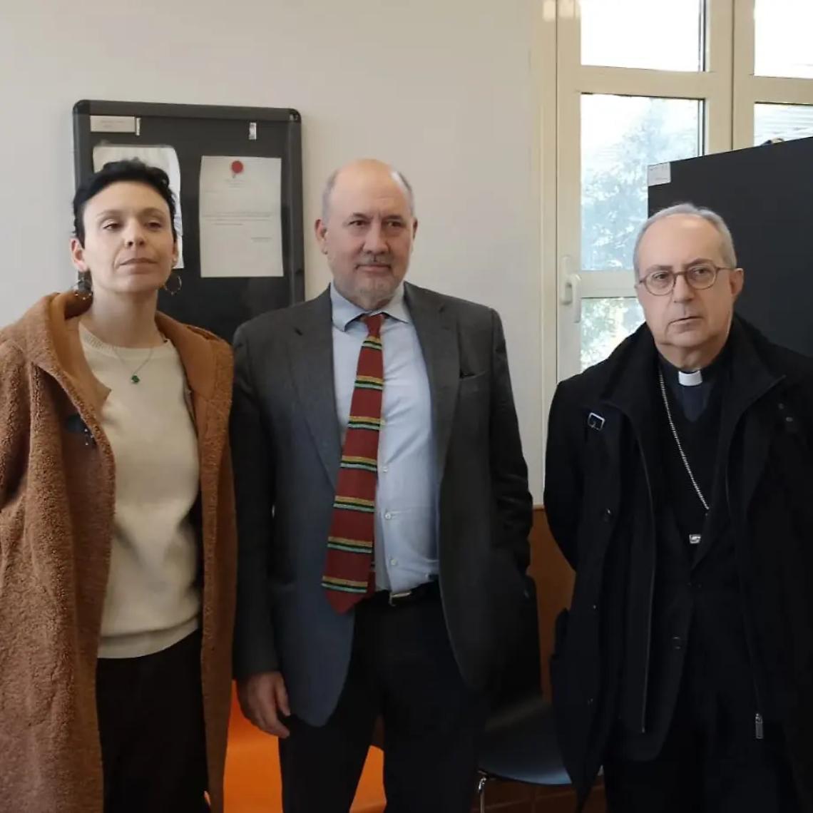 Il vescovo Ruzza tra i migranti di Ponte Galeria