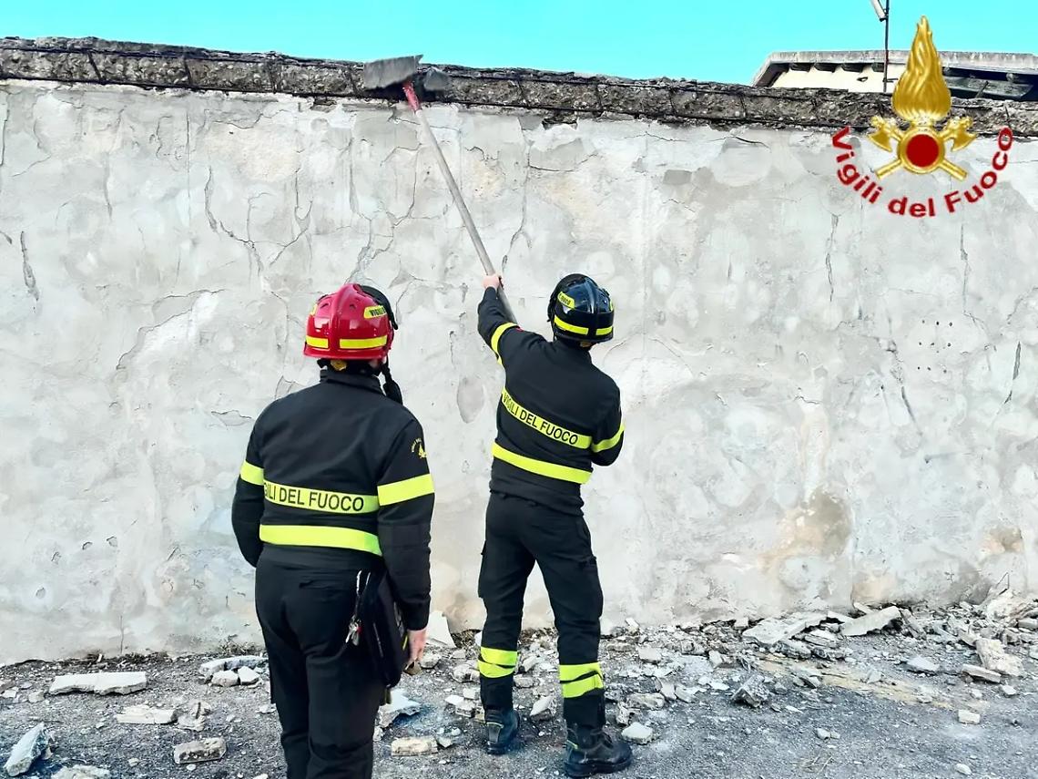 Cede una porzione di muro e cade su una macchina in sosta: allarme a viale della Vittoria