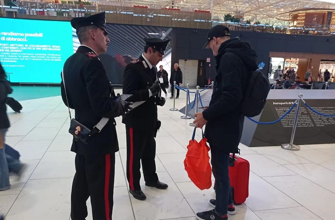 Rubano cosmetici e profumi al duty free dell&rsquo;aeroporto: denunciati 8 viaggiatori