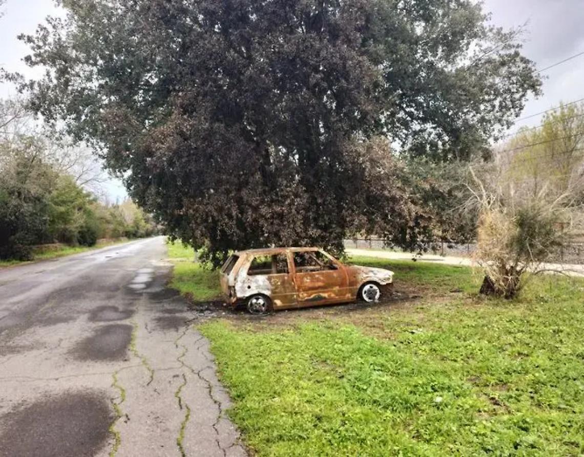 &laquo;Auto incendiata da un mese sulla ciclabile di Palo&raquo;