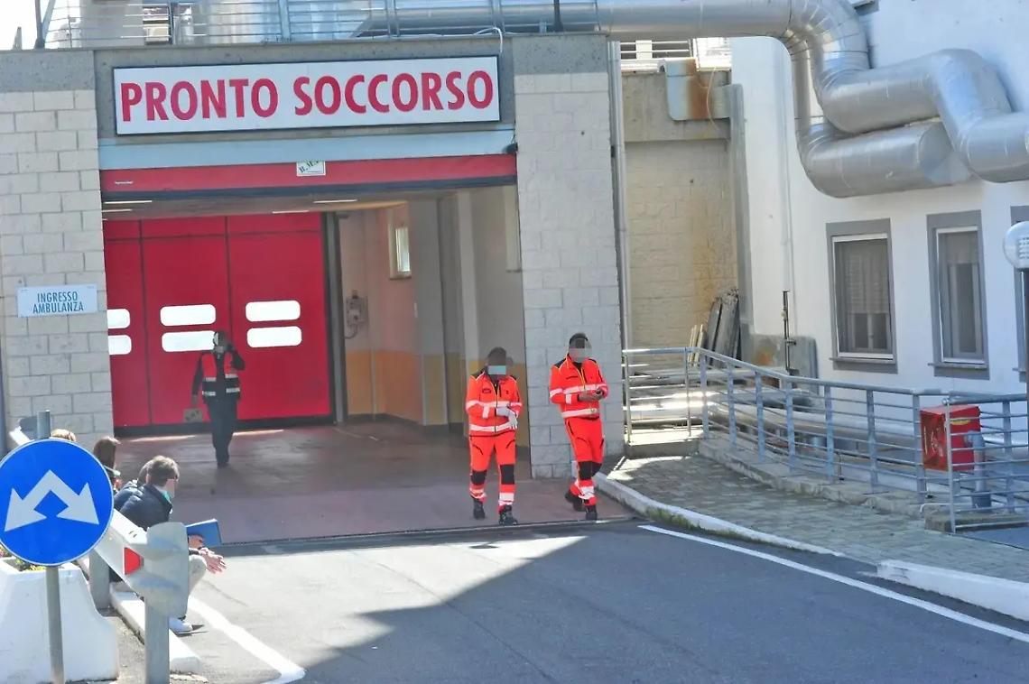 Si picchiano al pronto soccorso e colpiscono il personale intervenuto per separarli