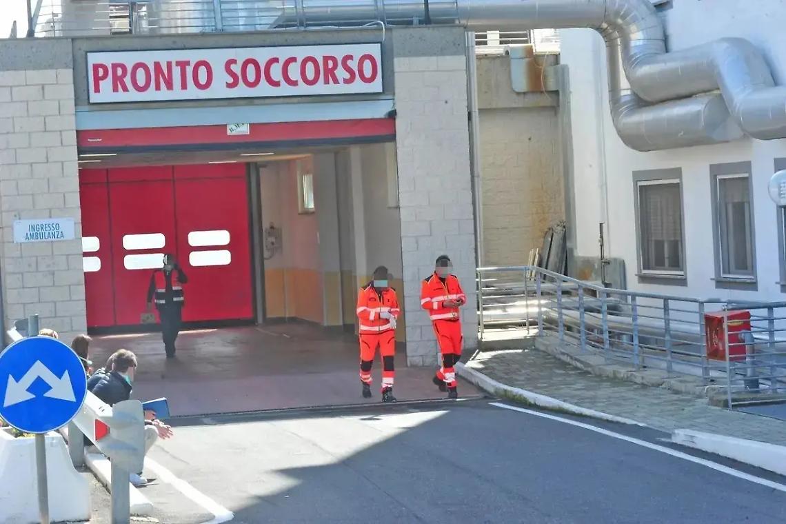Litigano al pronto soccorso e feriscono un medico e due infermieri