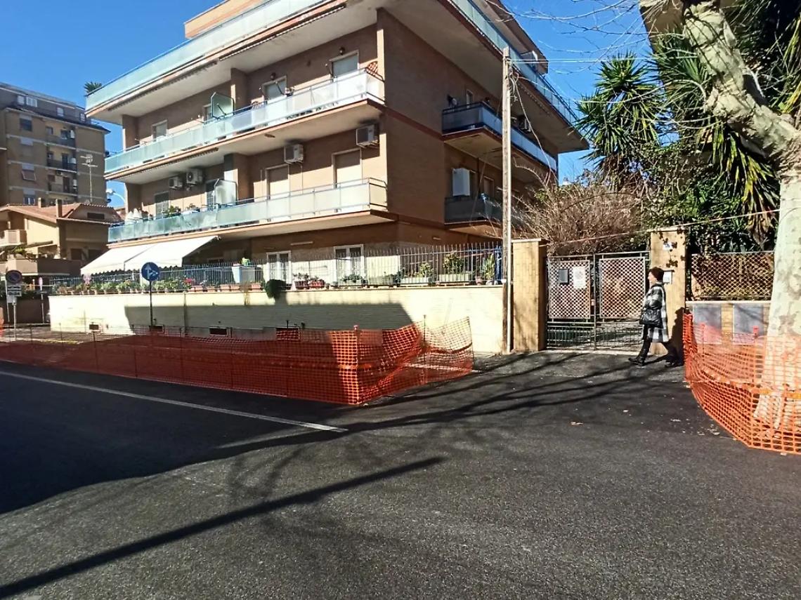 Ciclabile davanti ai passi carrabili e meno parcheggi per i residenti