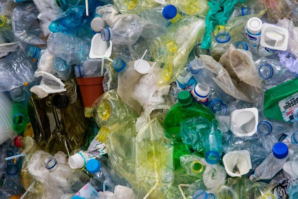 Plastica, costo crescente in termini di danno all&rsquo;ambiente e alla salute