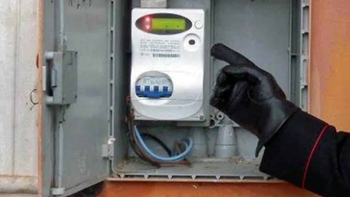 Sutri, bypassa il contatore con i sigilli e si allaccia alla rete elettrica