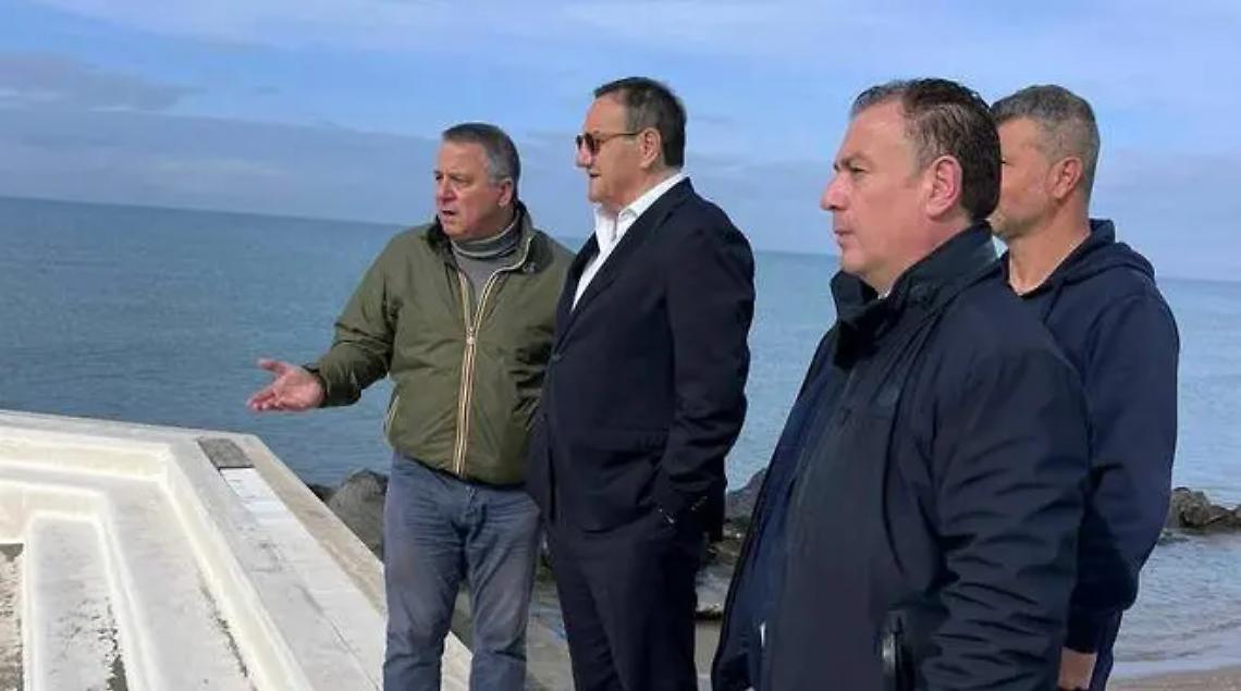 Mareggiate e conta dei danni: il sopralluogo a Fregene