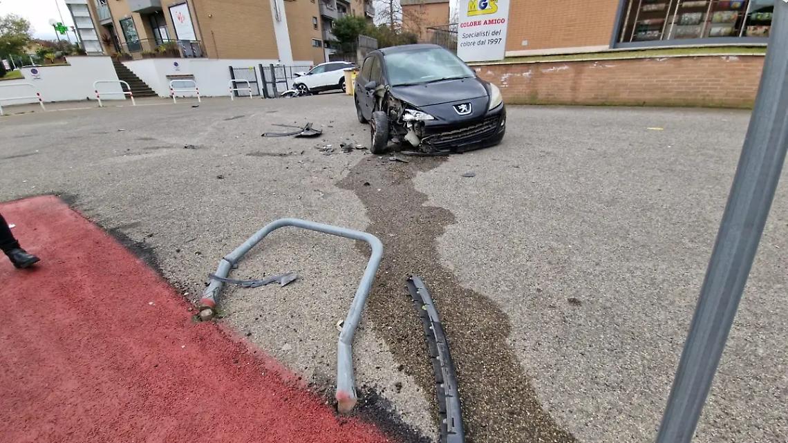 Viterbo: perde il controllo dell&rsquo;auto e finisce contro una vettura parcheggiata