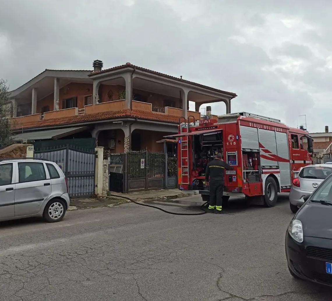 Incendio nel bagno, donna intossicata