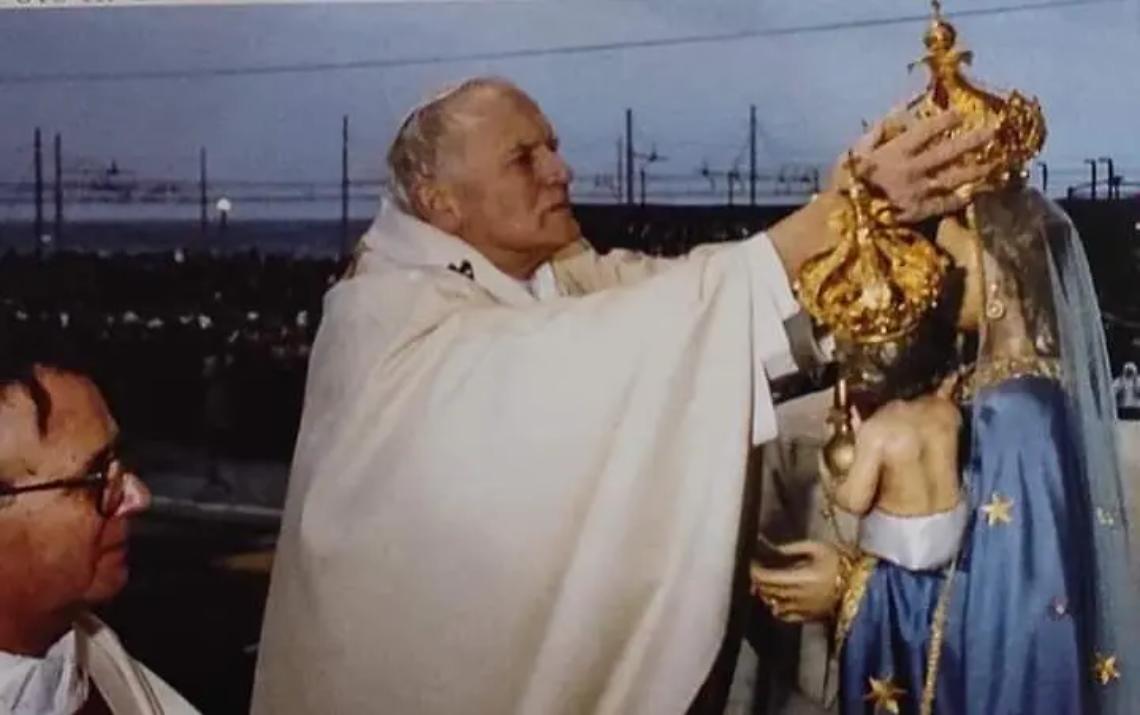 Quel gesto commovente che incoron&ograve; la Madonna delle Grazie di Allumiere