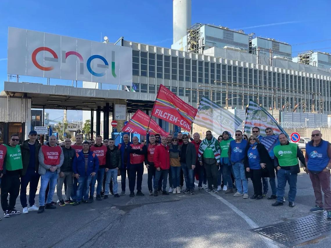 Elettrici in sciopero fuori i cancelli di Tvn