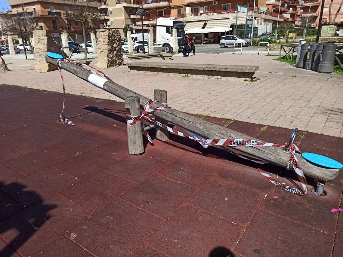 Ferito dall&rsquo;altalena, bimbo perde un dito