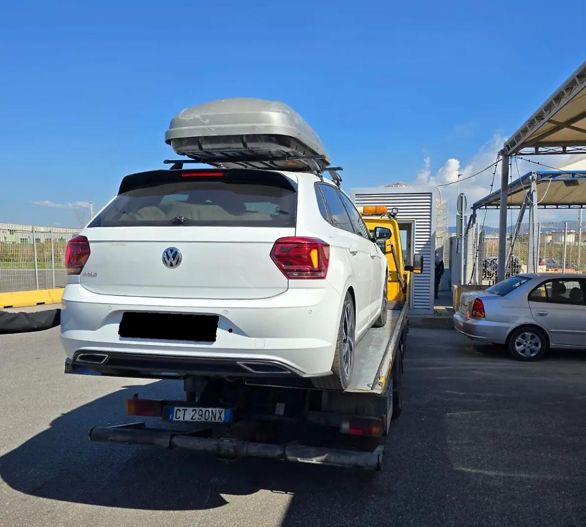 Carico irregolare: auto sequestrate al porto dalla Polizia Stradale