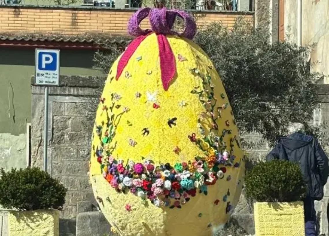 Un uovo di Pasqua gigante realizzato all&rsquo;uncinetto