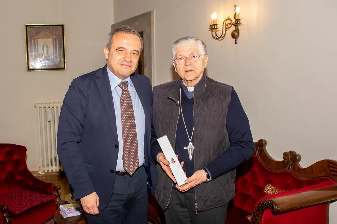 L&rsquo;olio &ldquo;antimafia&rdquo; di Capaci consegnato ai vescovi Piazza e Salvi