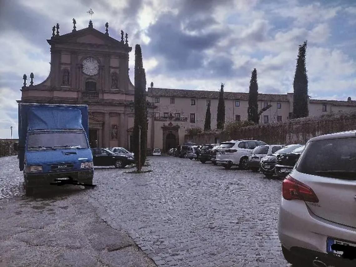 Viterbo, &laquo;no ai dissuasori in piazza della Trinit&agrave;&raquo;