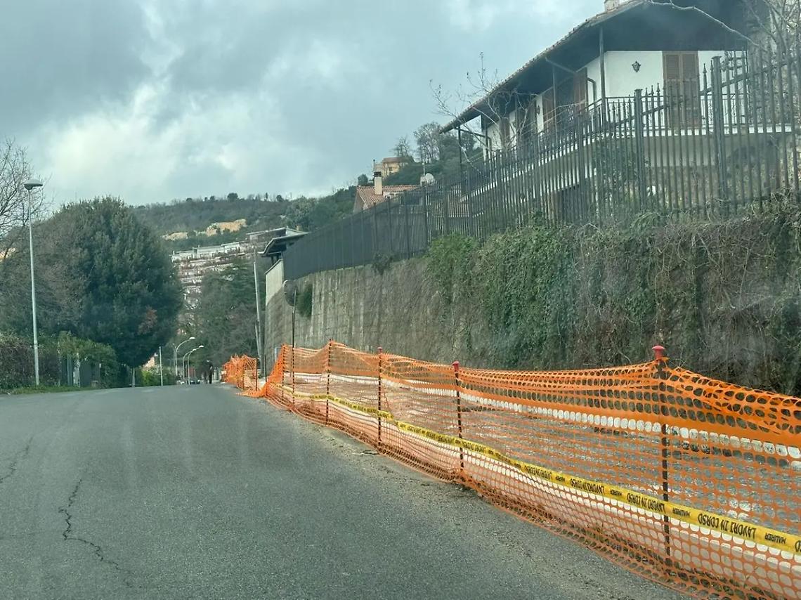 Il marciapiede di via Klitsche non arriver&agrave; fino al cimitero