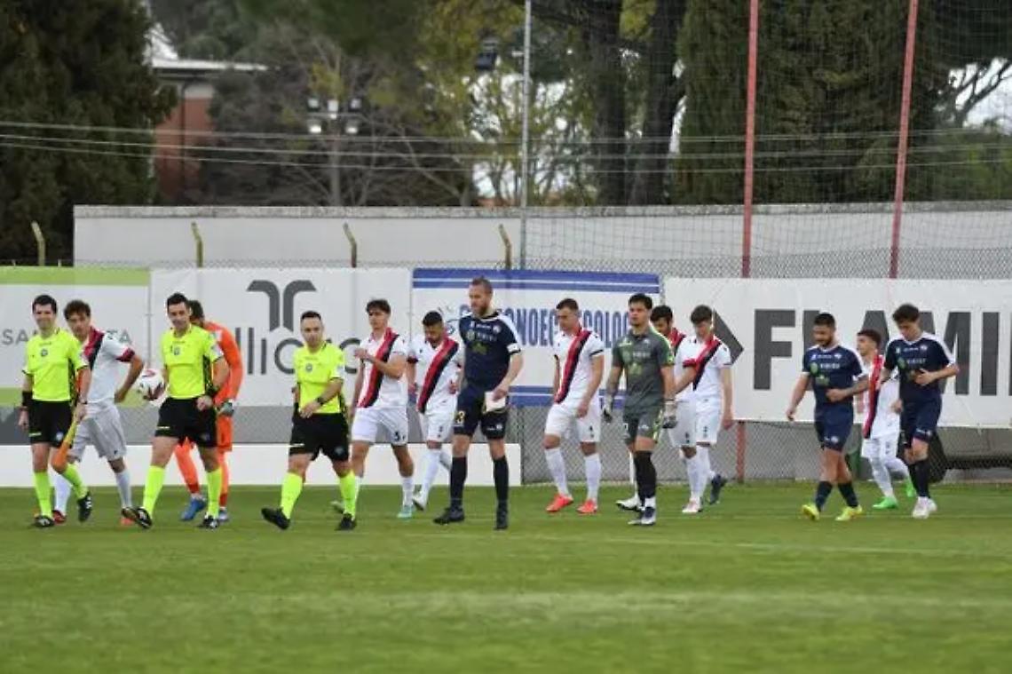 La Flaminia stende il tappeto rosso alla regina Cavese: fatali per i rossoblu l&rsquo;errore di Chicarella per lo 0-1 e l&rsquo;espulsione dopo 15 minuti di Lorusso