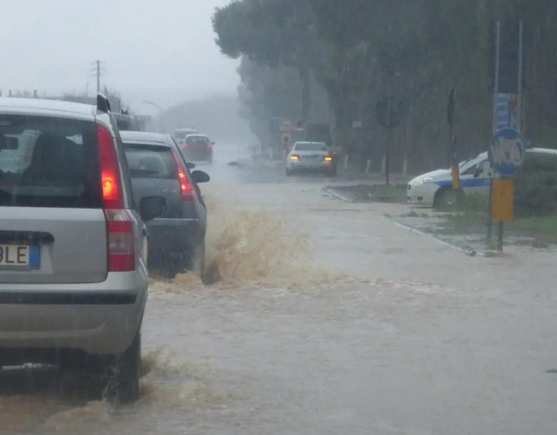 Allagamenti e tombini saltati, crolla pure un albero