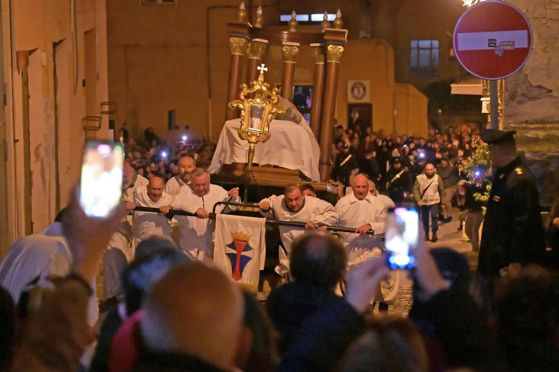 &Egrave; il giorno della processione del Cristo Morto: figuranti al completo
