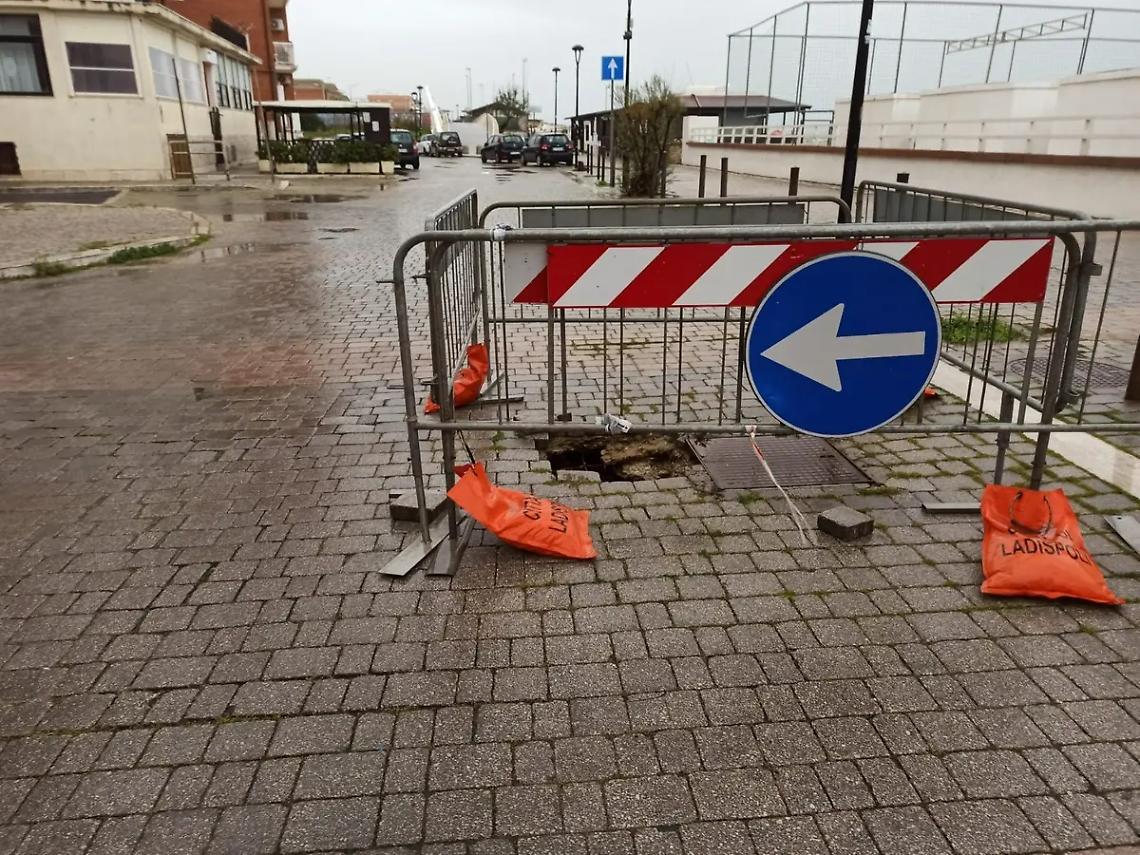Piove e spuntano le buche sull&rsquo;asfalto