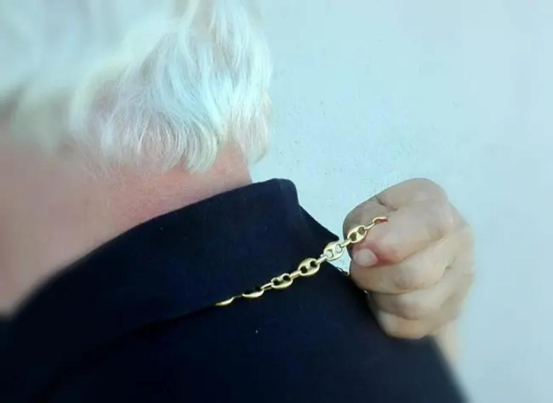 Viterbo: bacia e palpeggia anziano mentre gli sfila collanina e bracciale